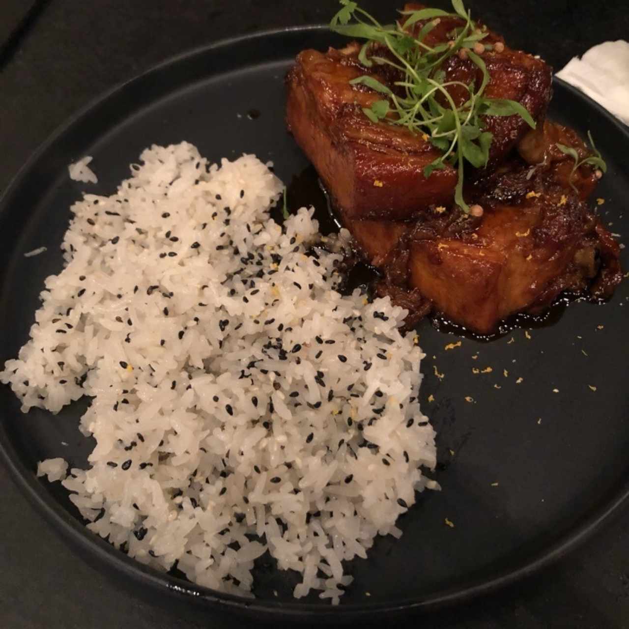 costillas de cerdo glaseadas en teriyaki de maracuya y arroz con sesamo