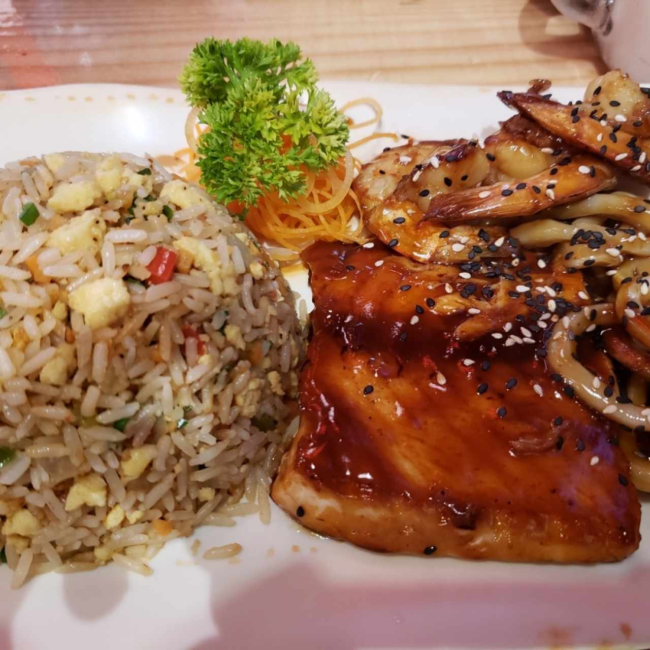 Teppan de salmon, calamares y camarones