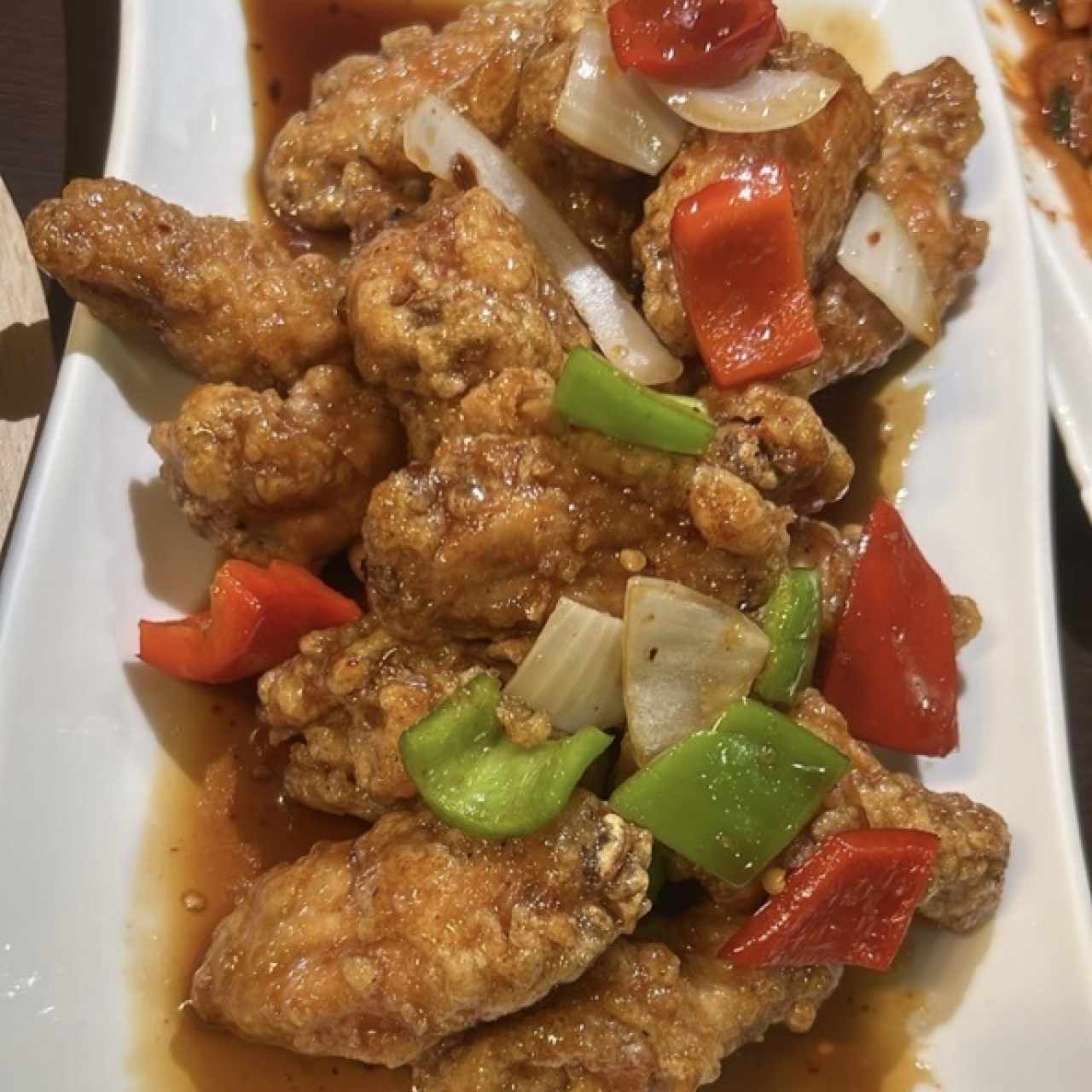 Pollo frito bañado en salsa de soja y miel