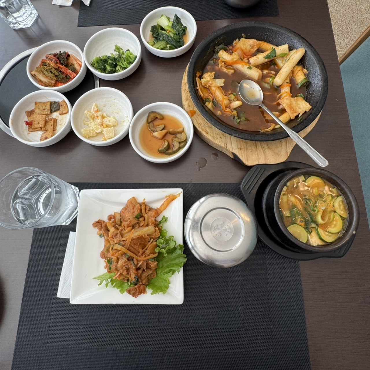 Platos Fuertes - Doenjang Jjigae con Jeyuk Bokkeum