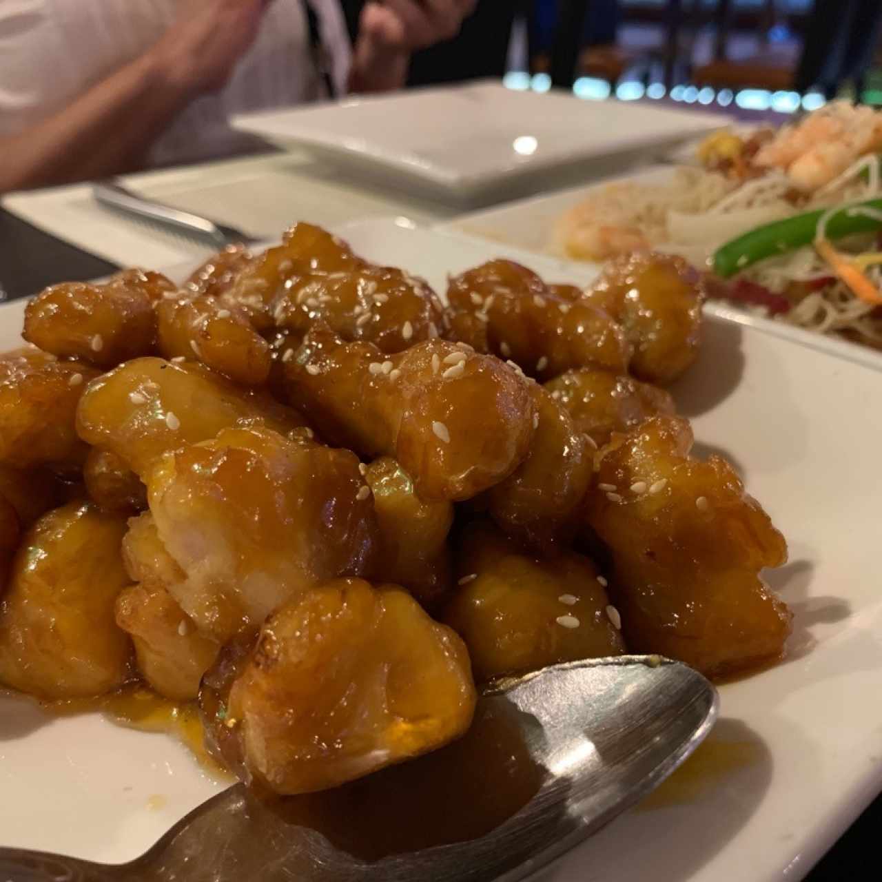 Cubitos de pollo en salsa de miel con ajonjolí