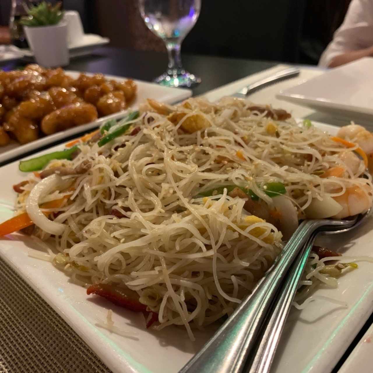 Fideos de arroz cantonés