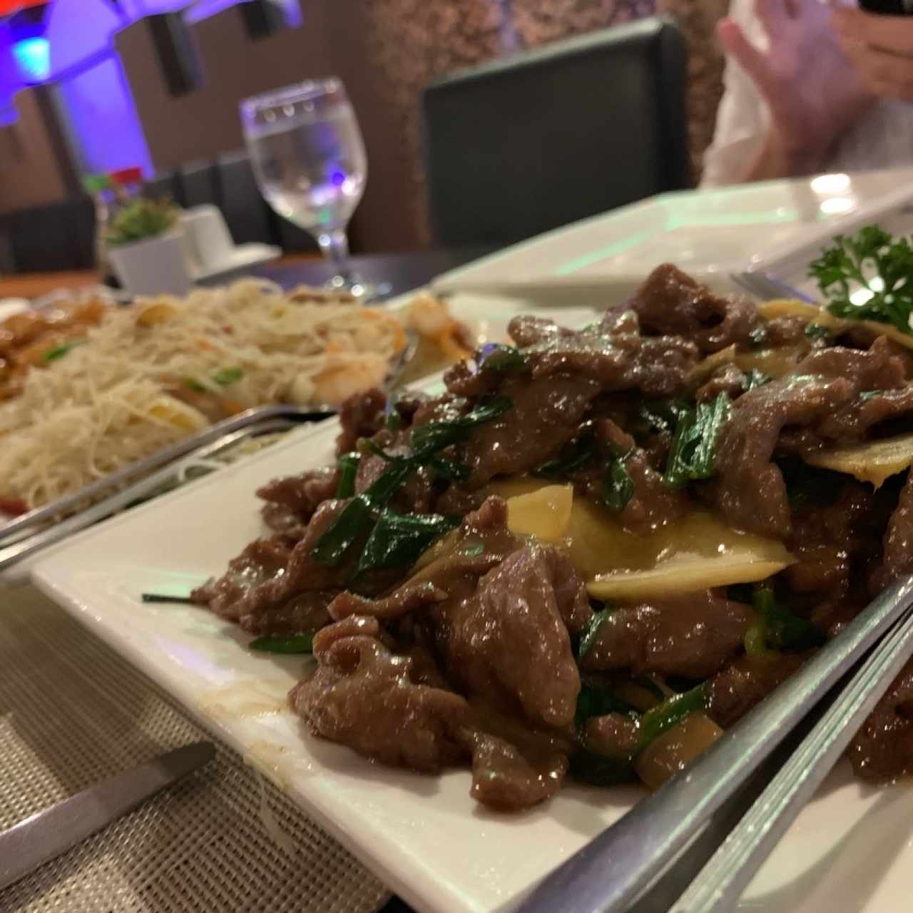 Carne salteada con jengibre y cebollín