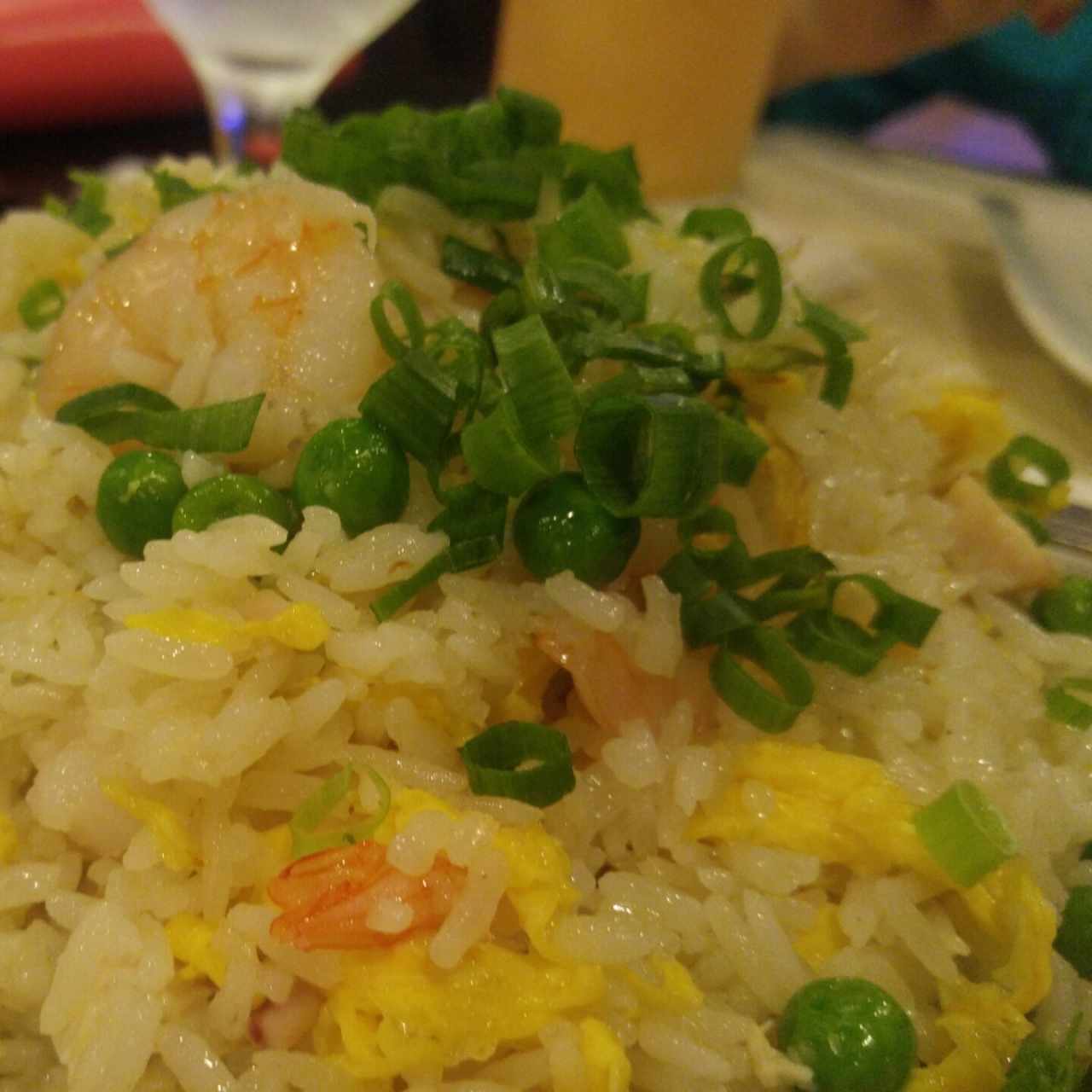 Arroz frito con pollo y camarones