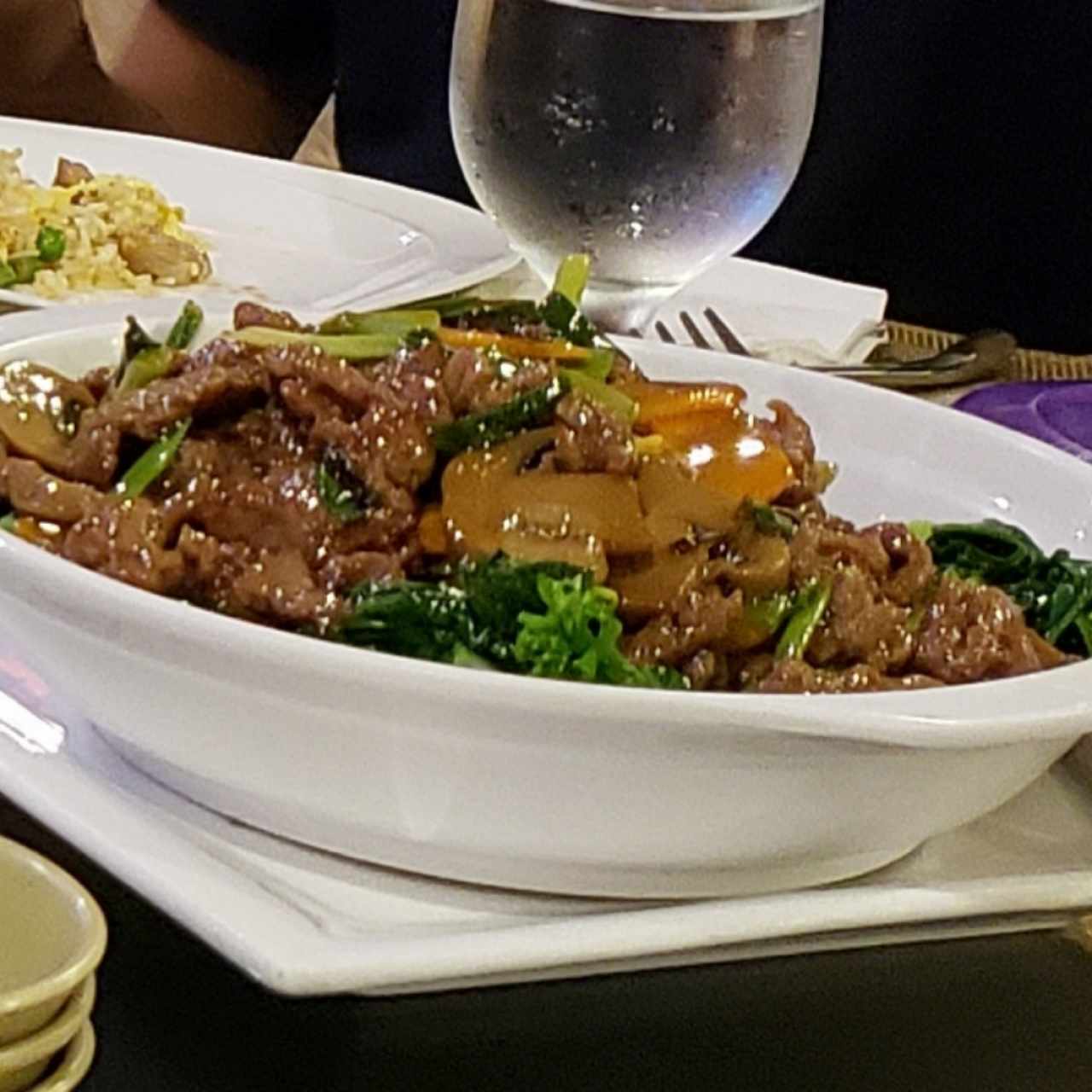 Carne salteada con vegetales chinos