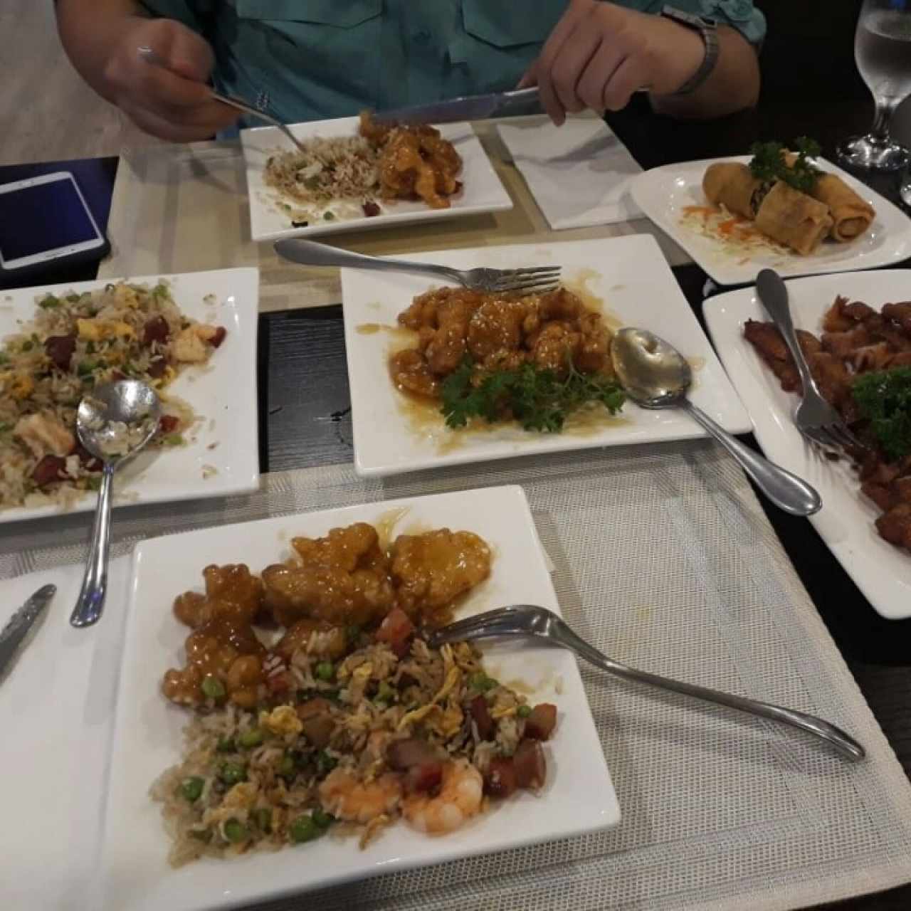 Cubitos de pollo en salsa de miel con ajonjolí