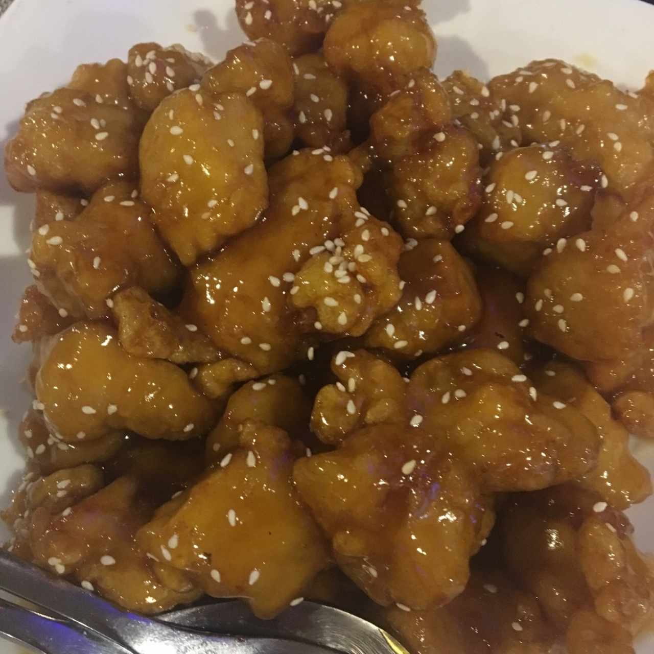 Cubitos de pollo en salsa de miel con ajonjolí