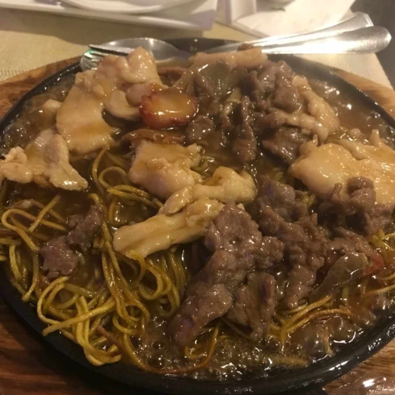 Tallarines con tiritas de carne, pollo y cerdo