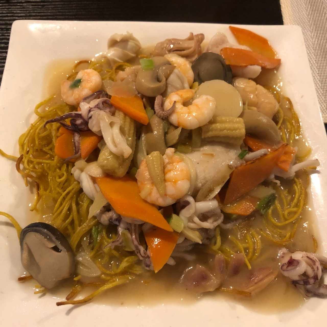 Tallarines con mariscos mixtos