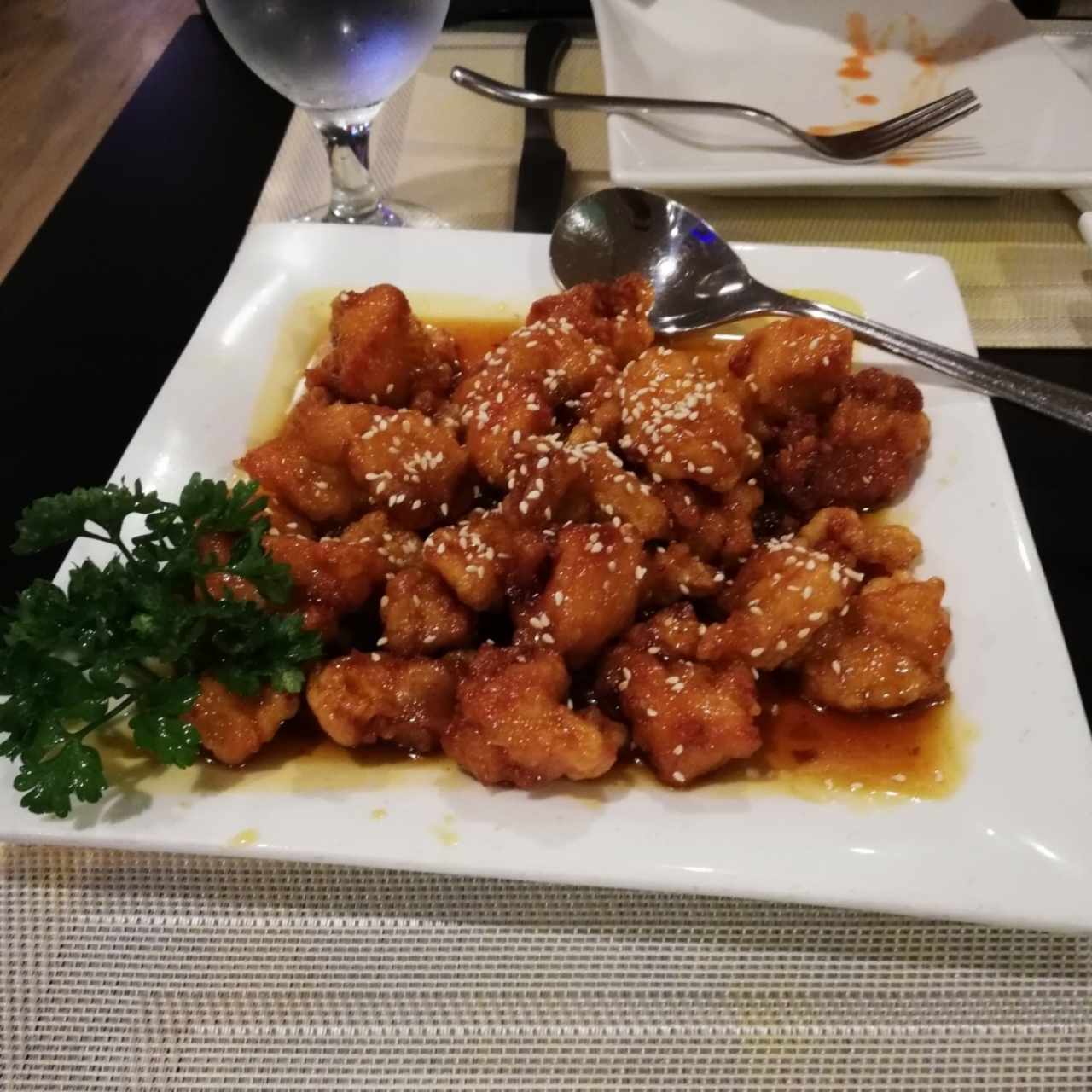 Cubitos de pollo en salsa de miel con ajonjolí