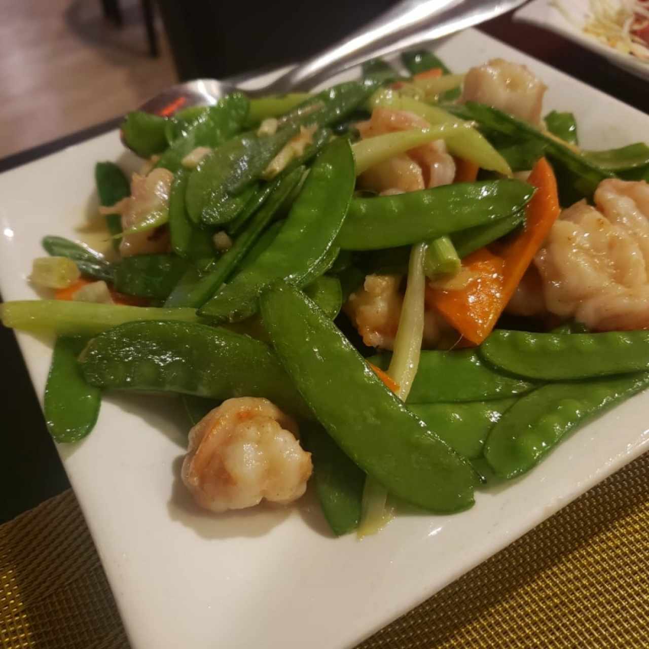 Langostinos con vainitas chinas y vegetales