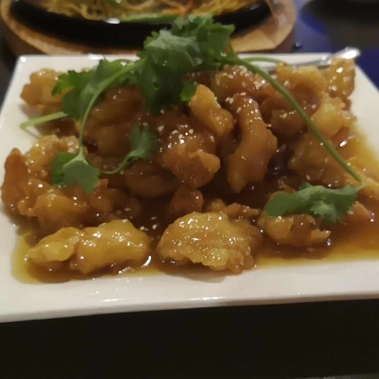 Cubitos de pollo en salsa de miel con ajonjolí