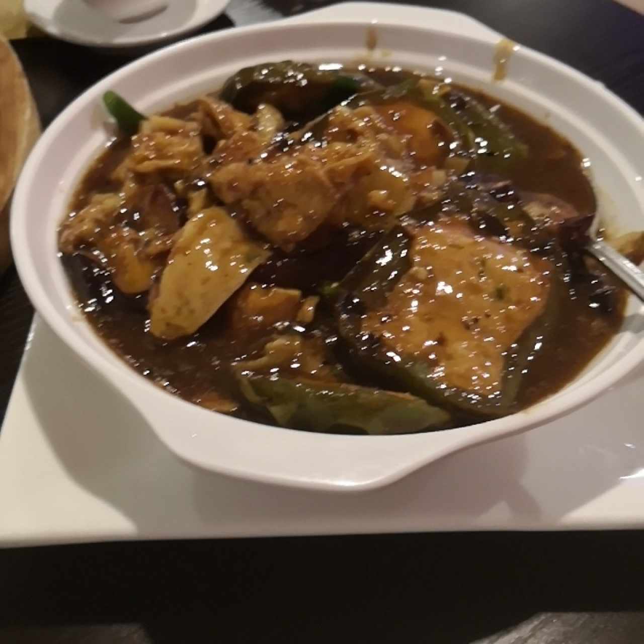 Tofu frito con berenjena y pimentón relleno
