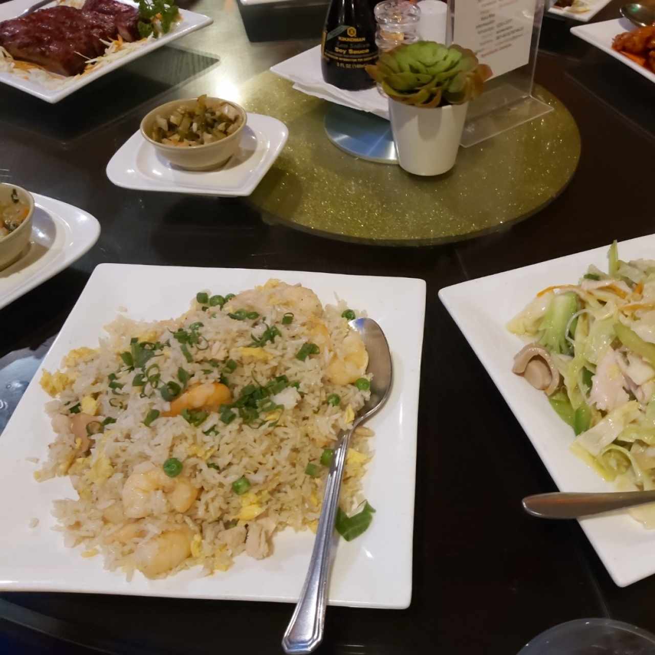 Arroz frito con pollo y camarones