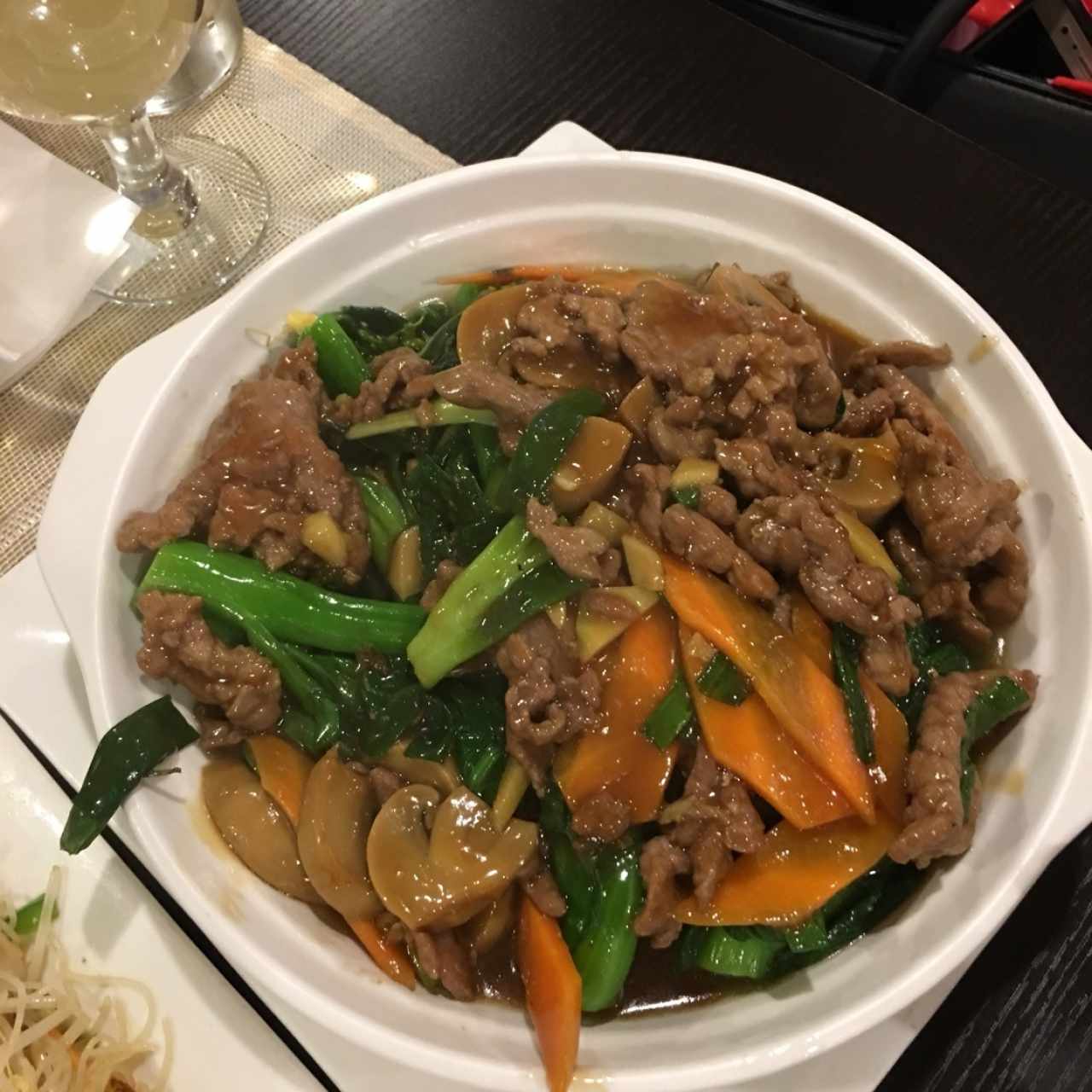 Bistec picado en hojas de mostaza y hongos 