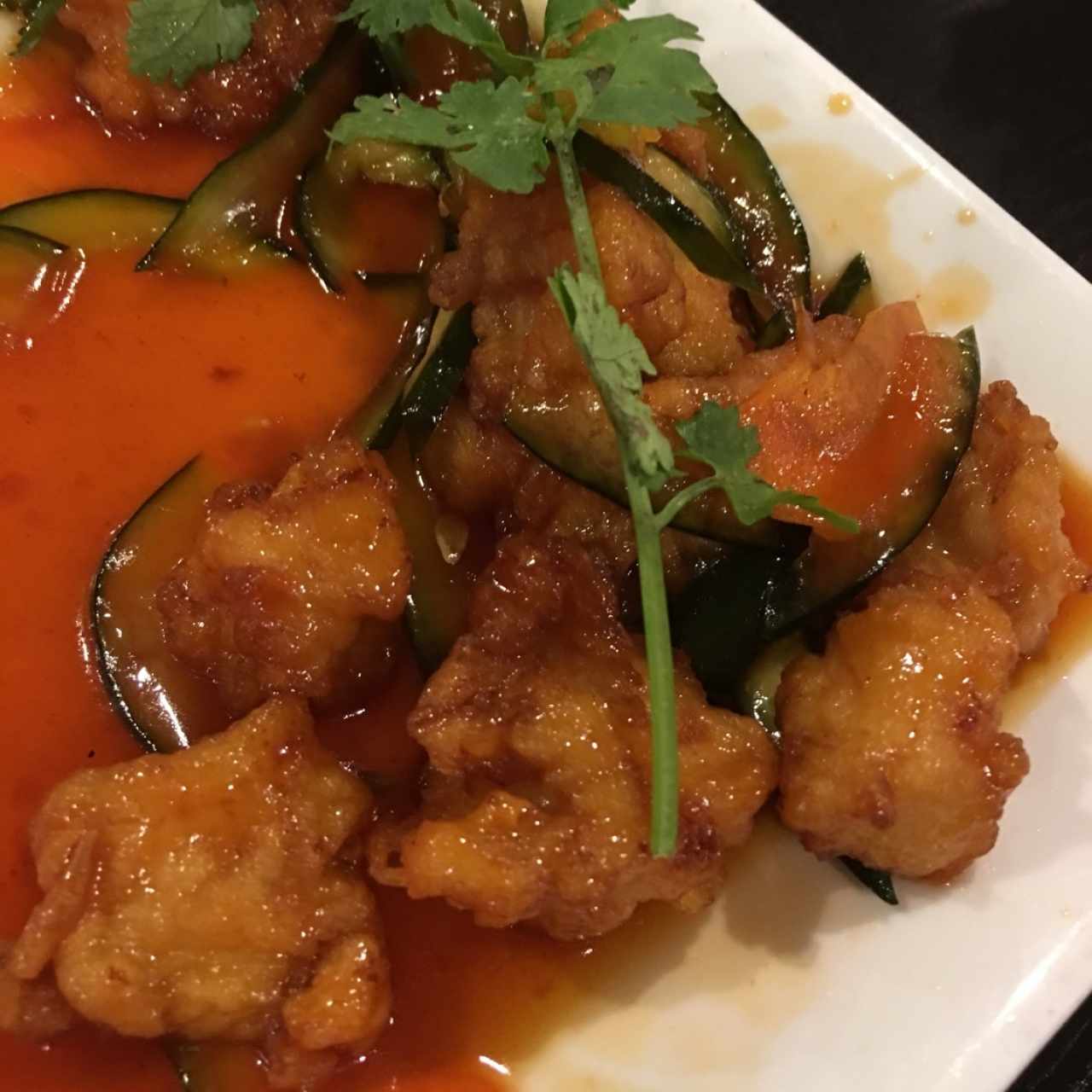 Cubitos de pollo en salsa de miel con ajonjolí