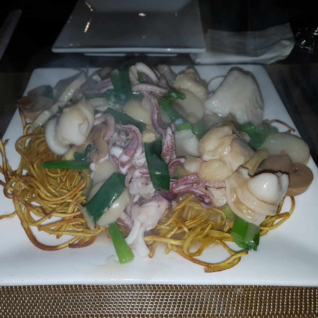 Tallarines con mariscos mixtos