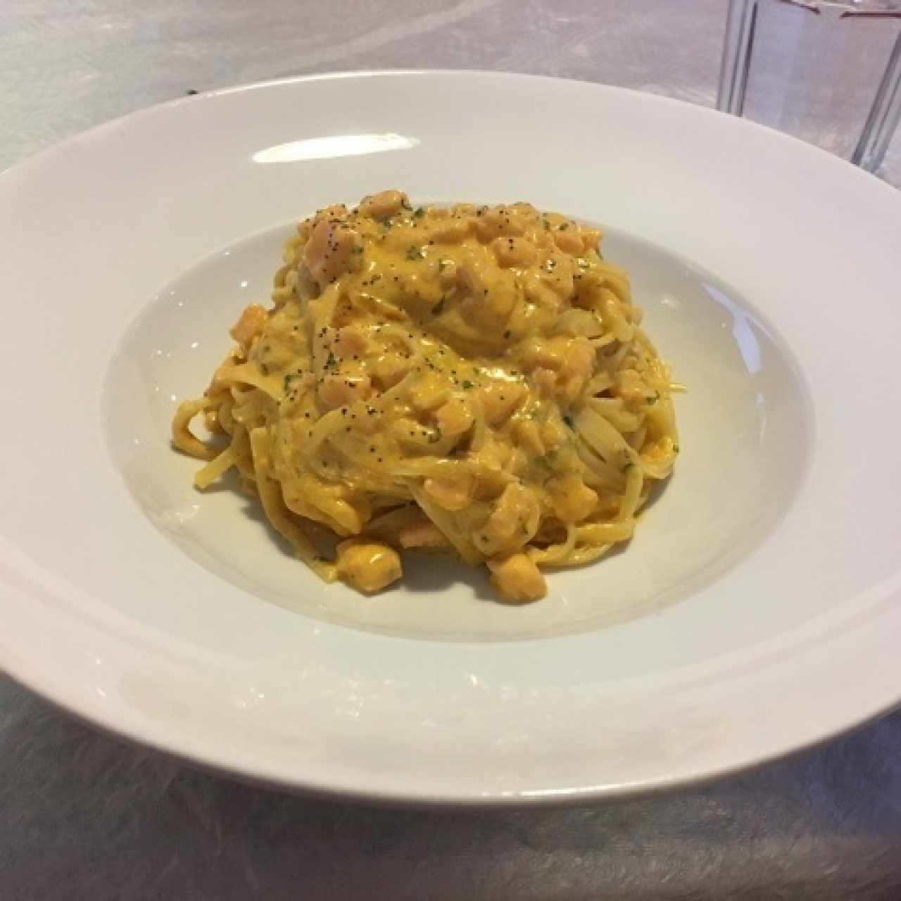 Pasta fetuccini con salmón