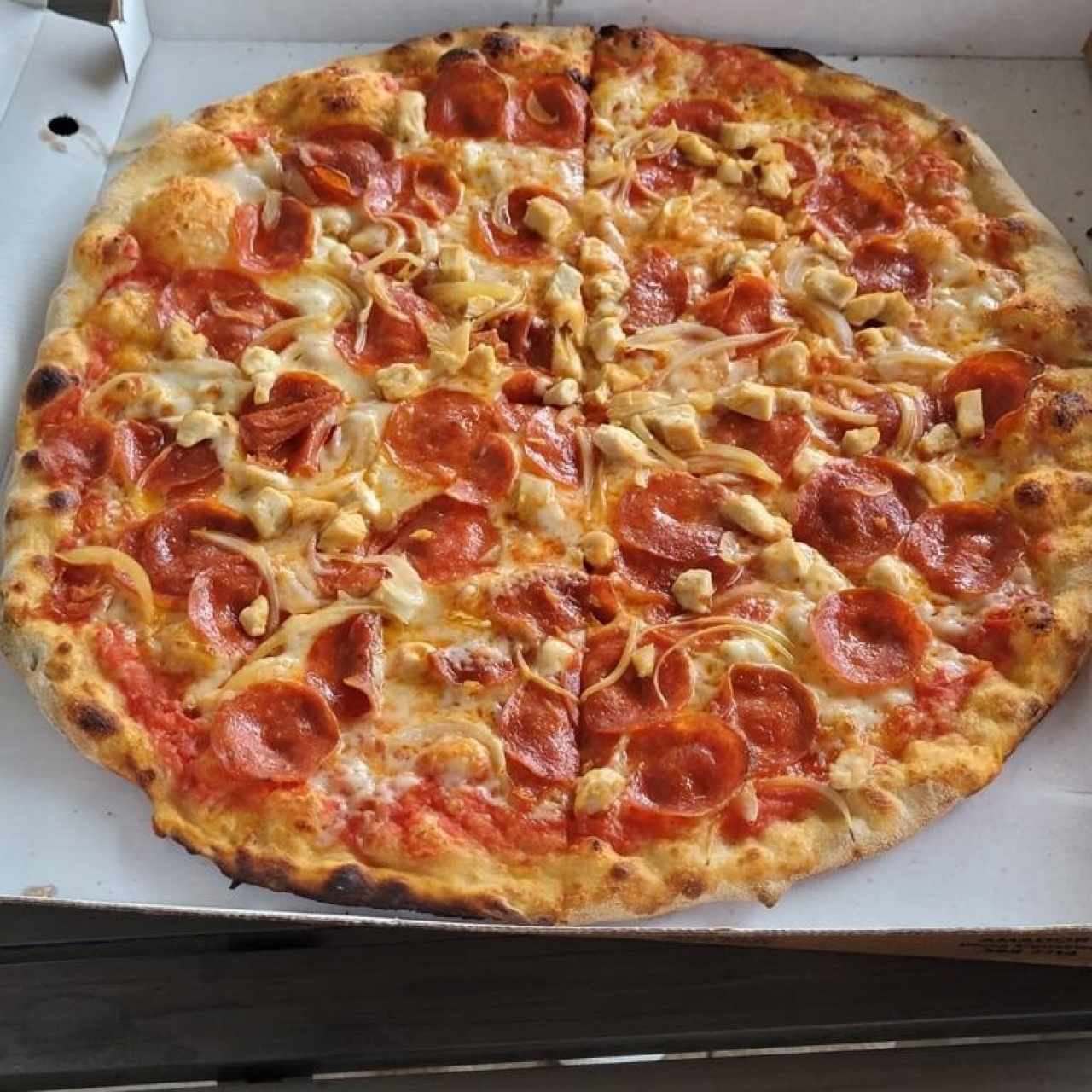 PIZZA BELLA PANAMÁ (Salsa de Tomate, Mozzarella, Pepperoni, Cebolla y Pollo)