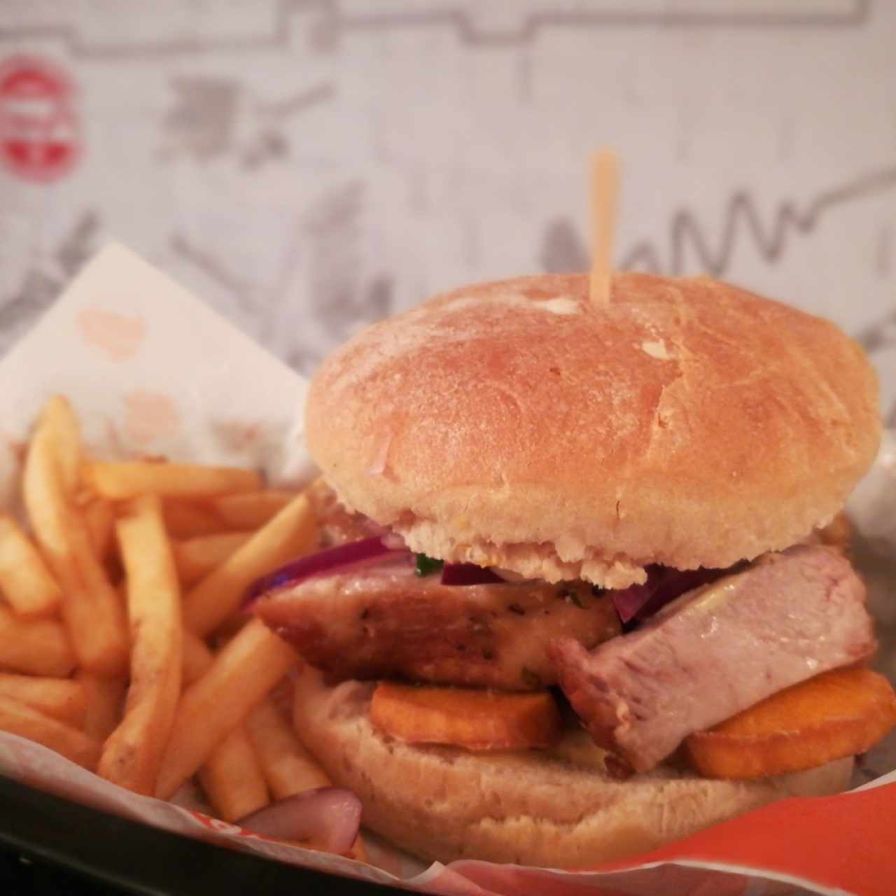 sanguche de chicharrón de cerdo 