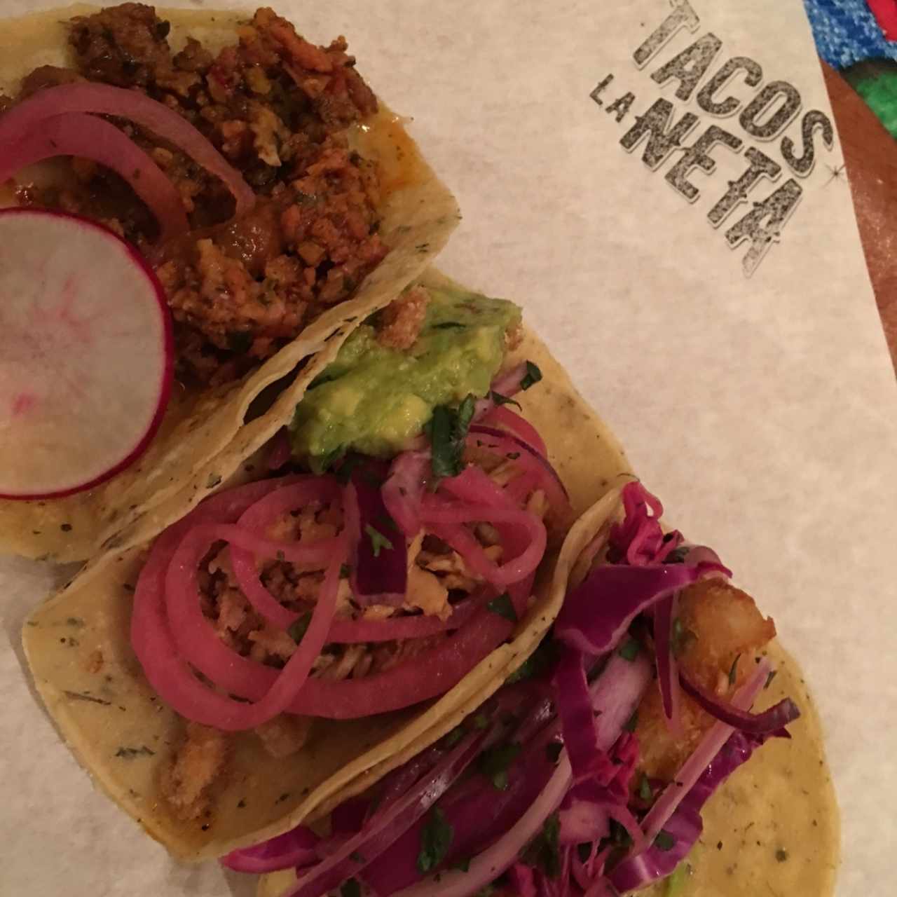 combinación de tacos: pescado, puerco y chorizo con queso