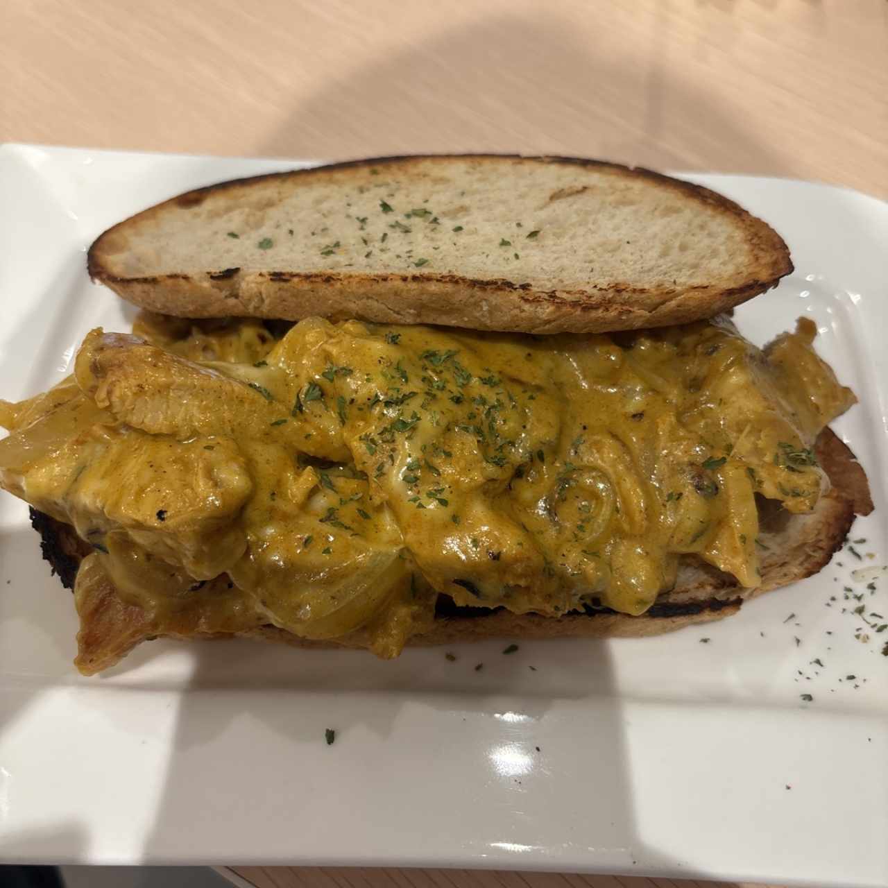Derretido de Queso, Pollo y cebolla caramelizada