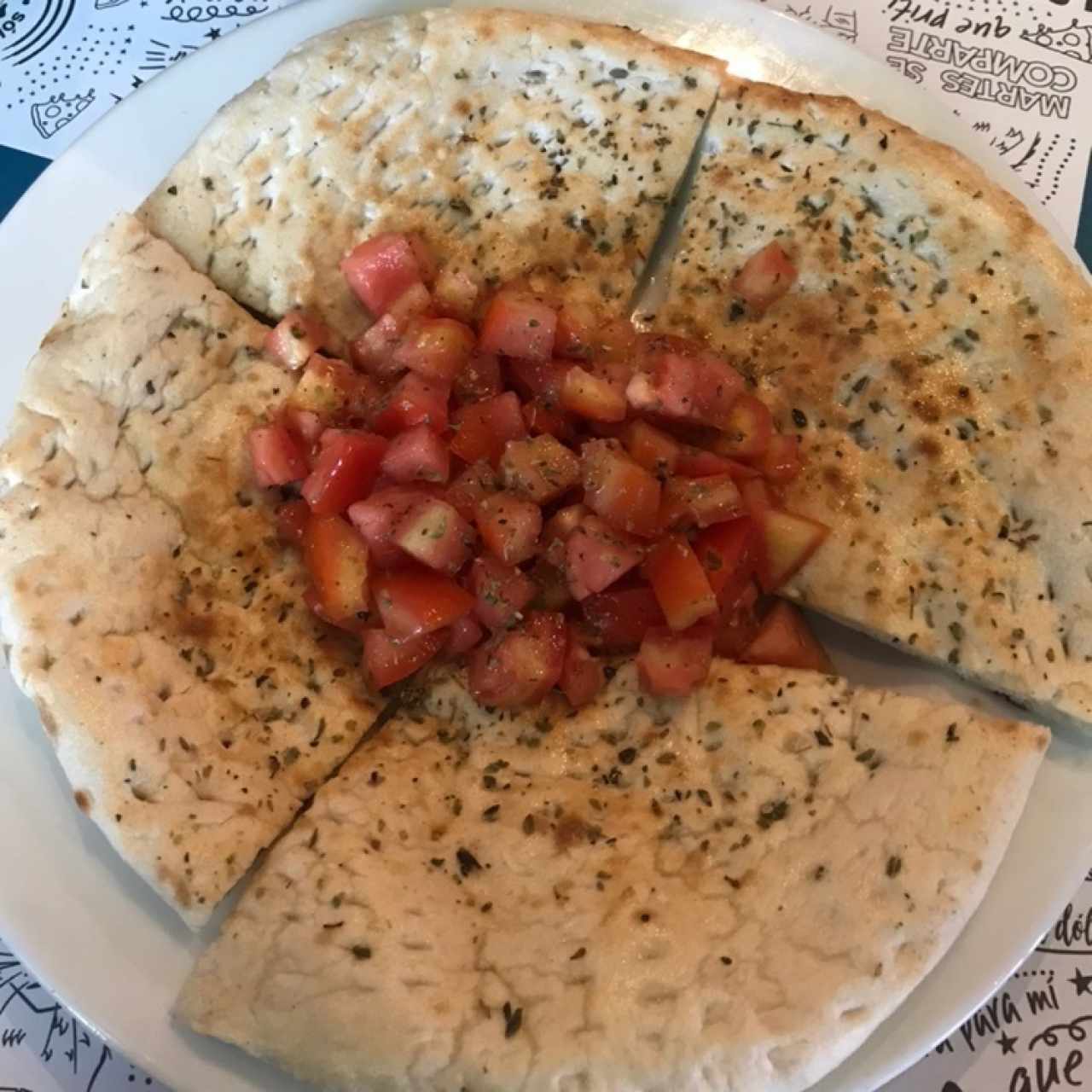 Pan pizza con aceite de ajo, tomate picado y orégano