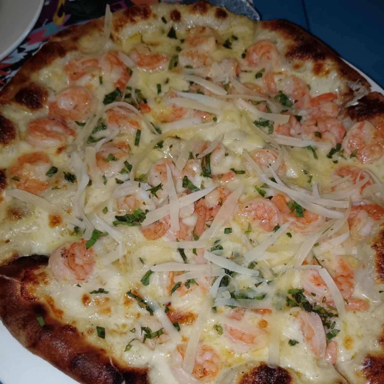 Pizza con camarones a la parmesana