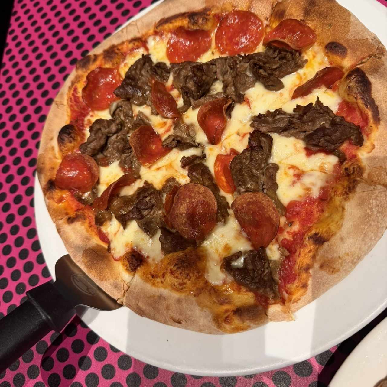 Pizza de peperoni y churrasco 