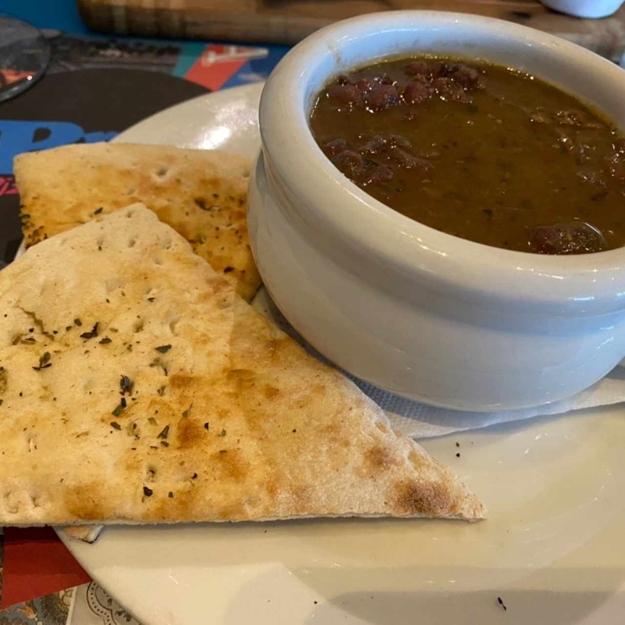 Sopa de frijoles con pavo.