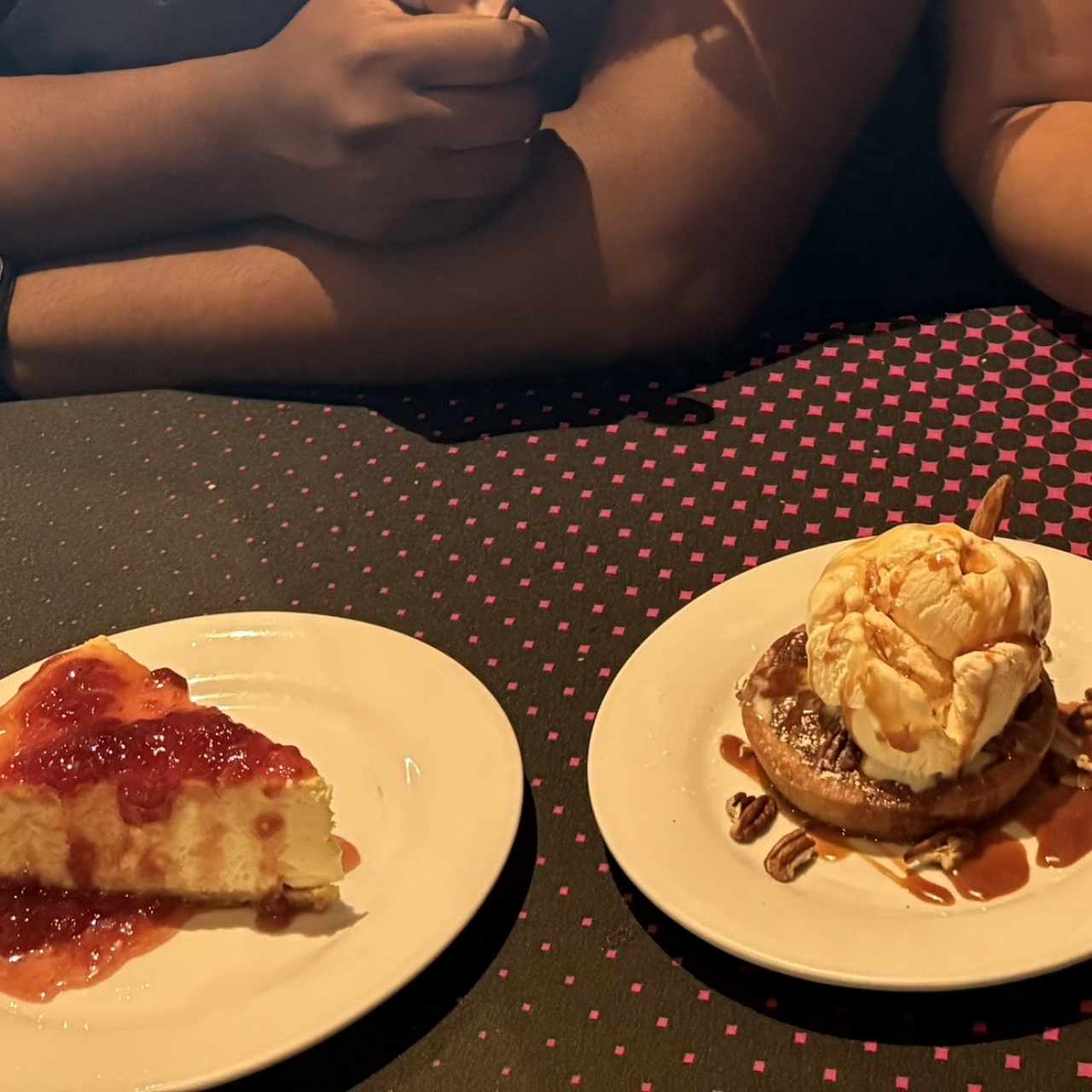 Pecan pie con helado y salsa de caramelo