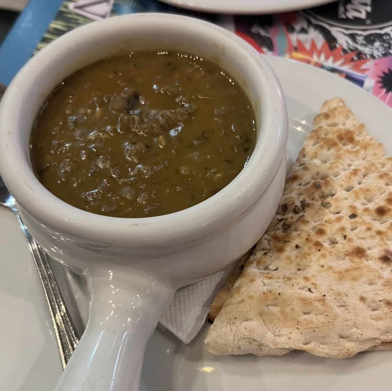 Sopa de lentejas con pollo.