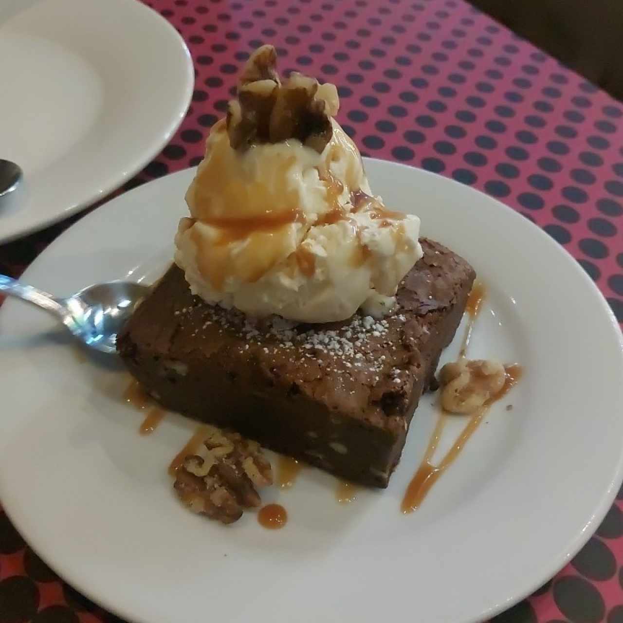 Brownie con helado salsa de caramelo y nueces