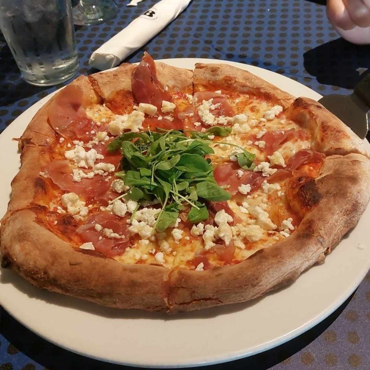 pizza serrano y queso feta