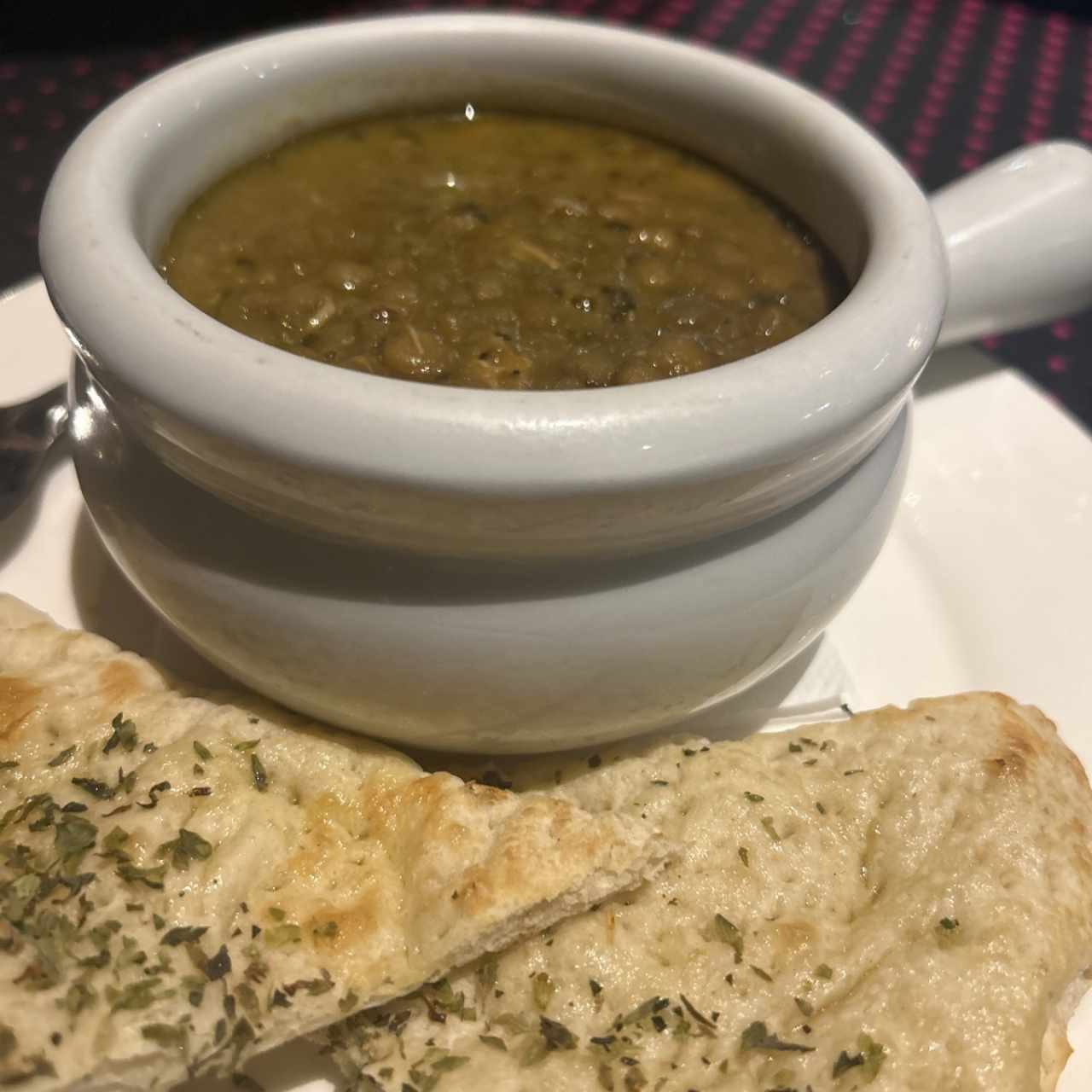 Sopa de lentejas con pollo.