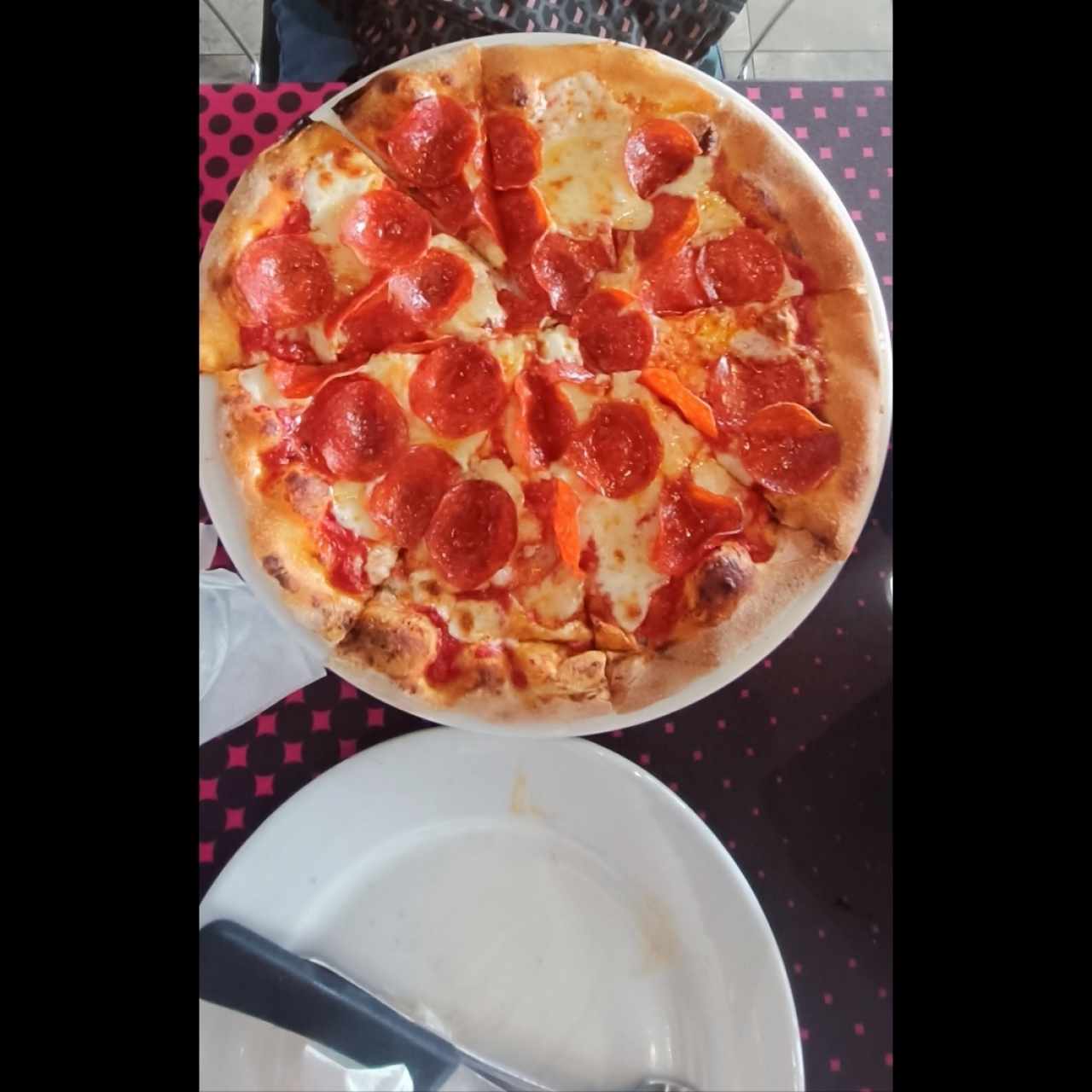 Una pizza de 8" (pepperoni, jamóm o queso)