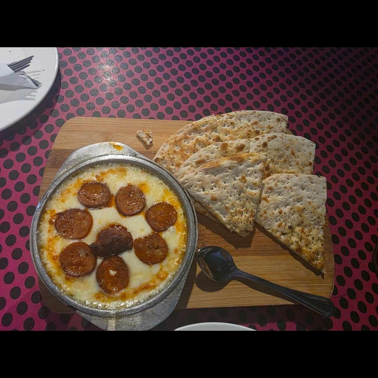 Provolone con chorizo al horno