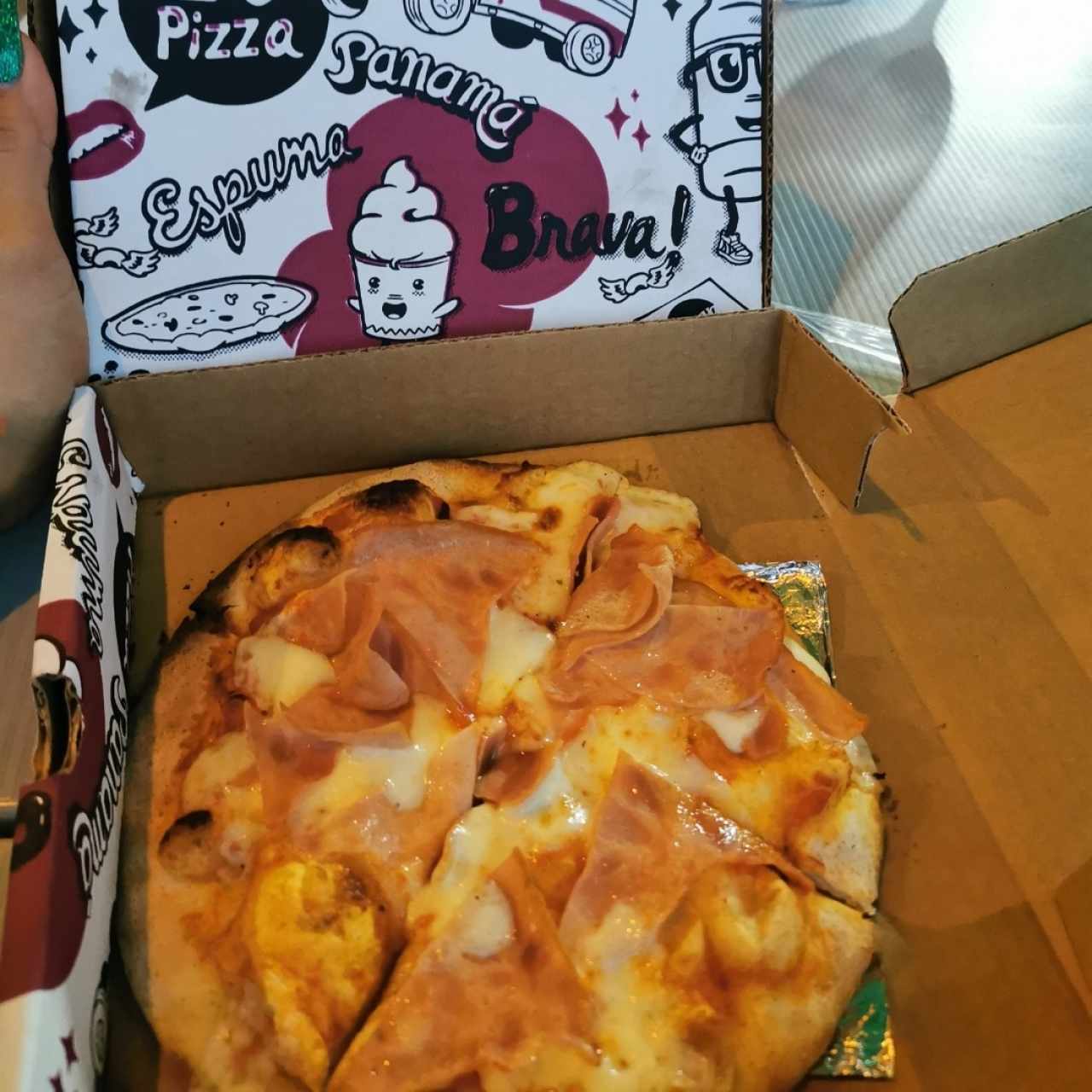 Una pizza de 8" (pepperoni, jamóm o queso) o un Dron de queso con jamón y pepperoni
