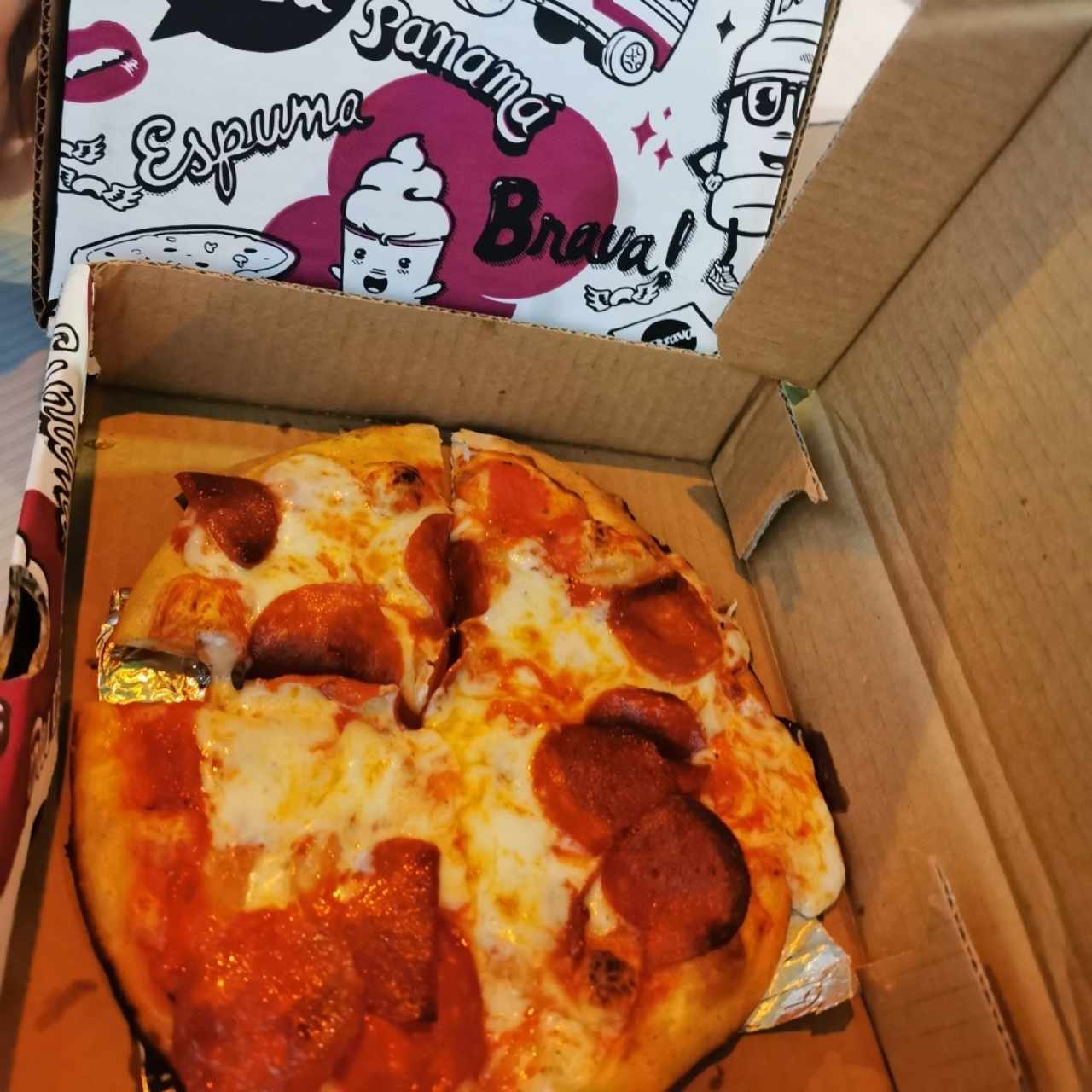 Una pizza de 8" (pepperoni, jamóm o queso) o un Dron de queso con jamón y pepperoni