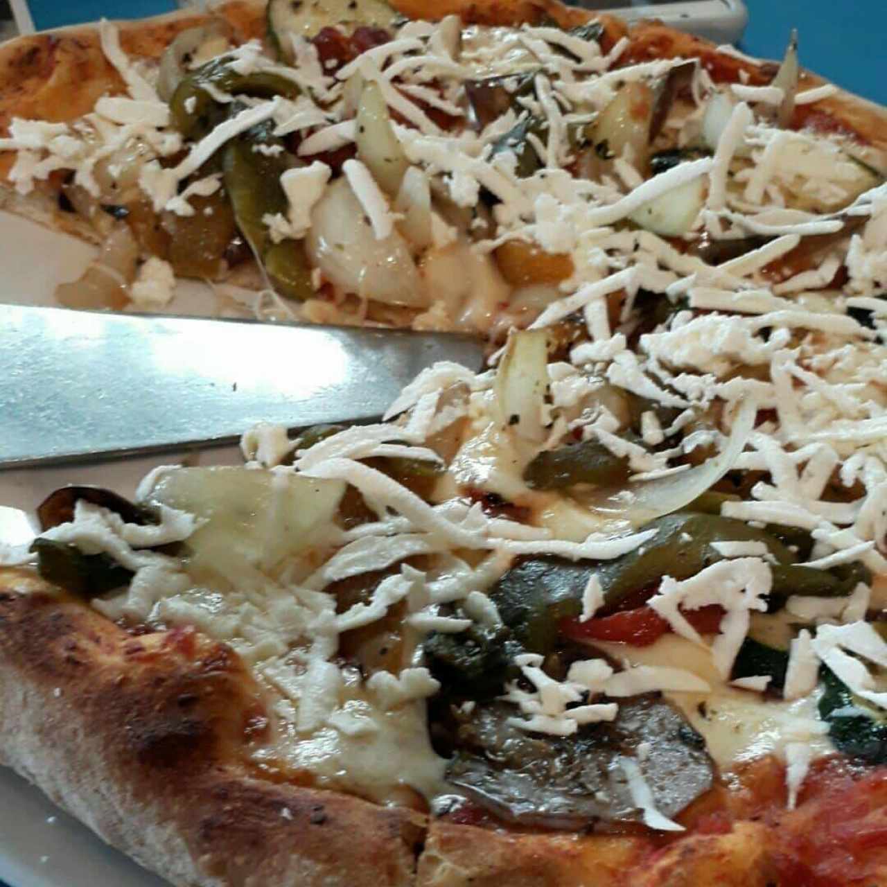 pizza mediterranea. deliciosa!