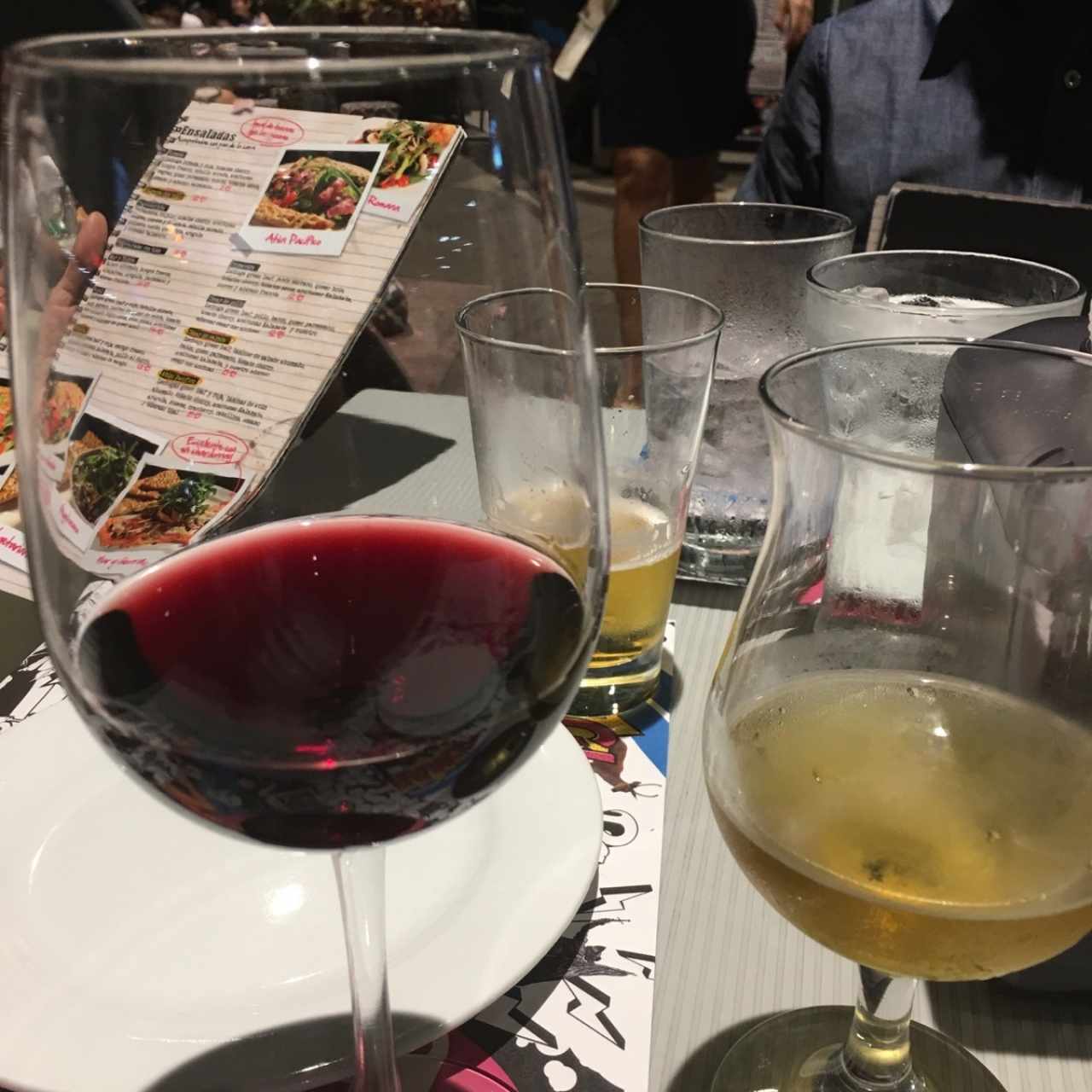 degustando Vino don luis y cerveza alemana waistainer