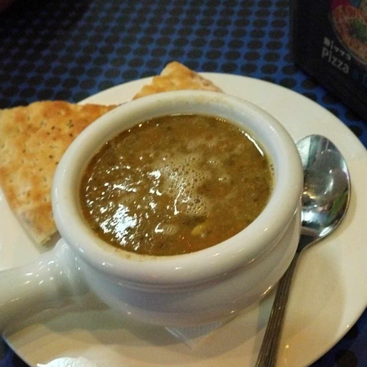 Sopa de lentejas con pollo.