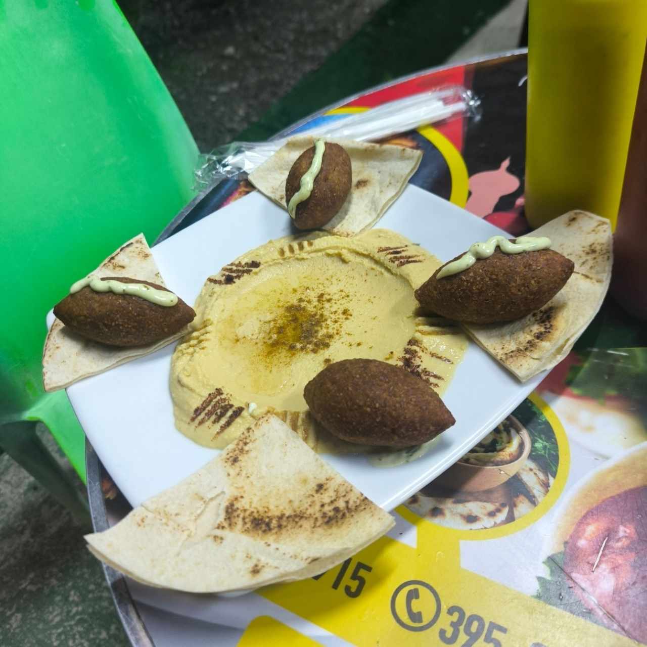 Kibbeh con hummus de garbanzo (4 unidades)