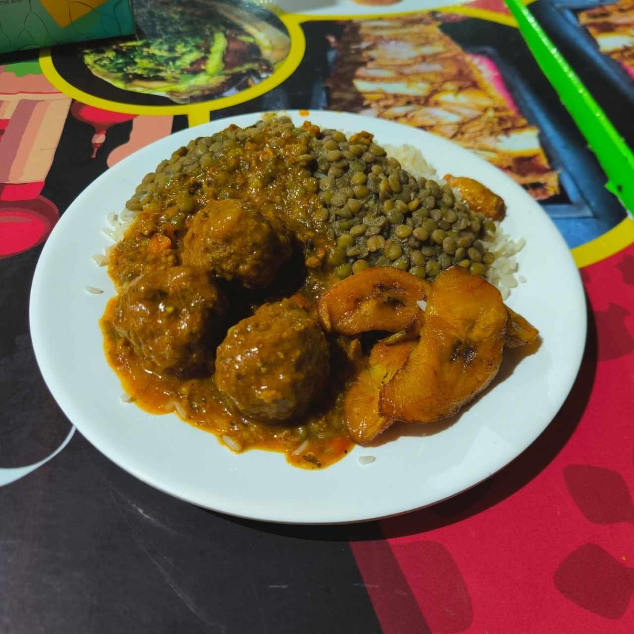 Almuerzo - comida con albóndigas