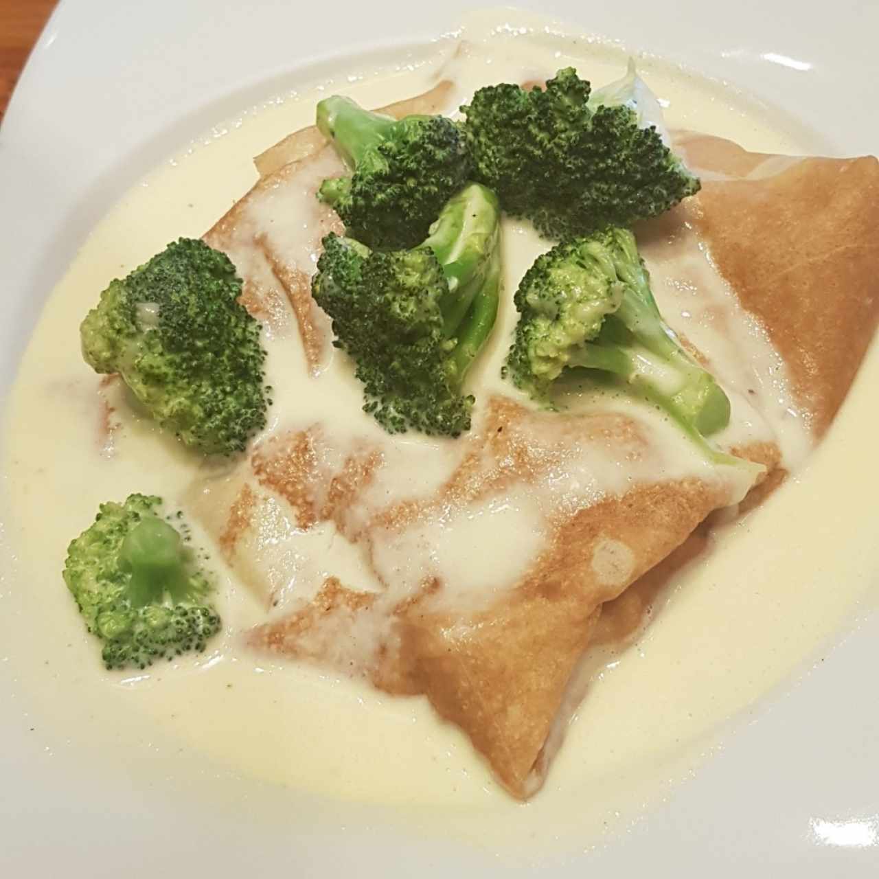 crepe con pollo, brocoli y queso 