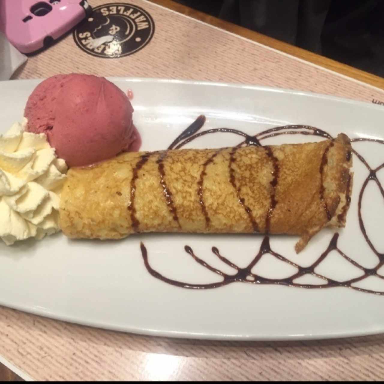 Crepes de nutella con helado de frambuesa