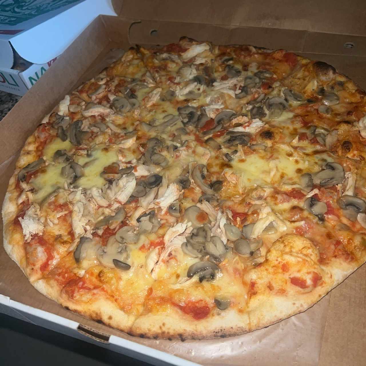 Pizza de pollo y hongos