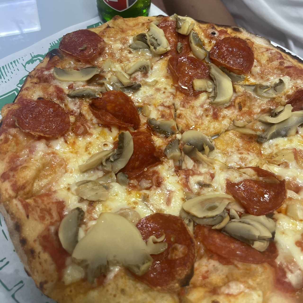 Pizza de Pepperoni con hongos