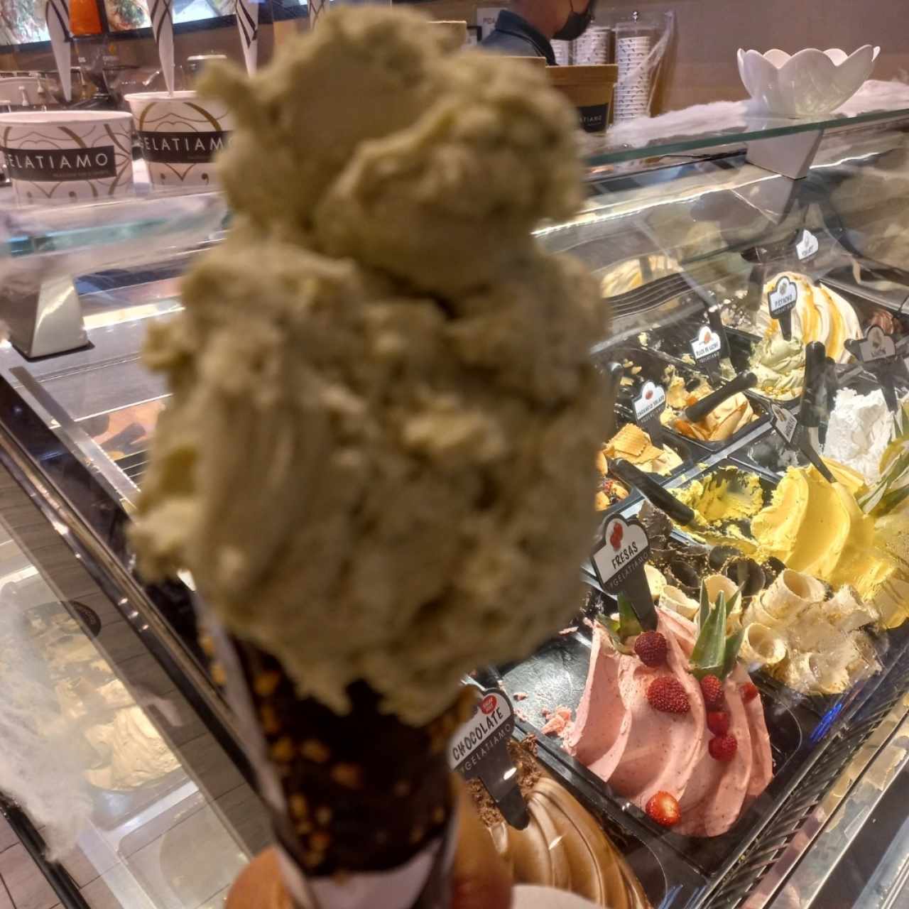 helado pistacho, cono chocolate negro