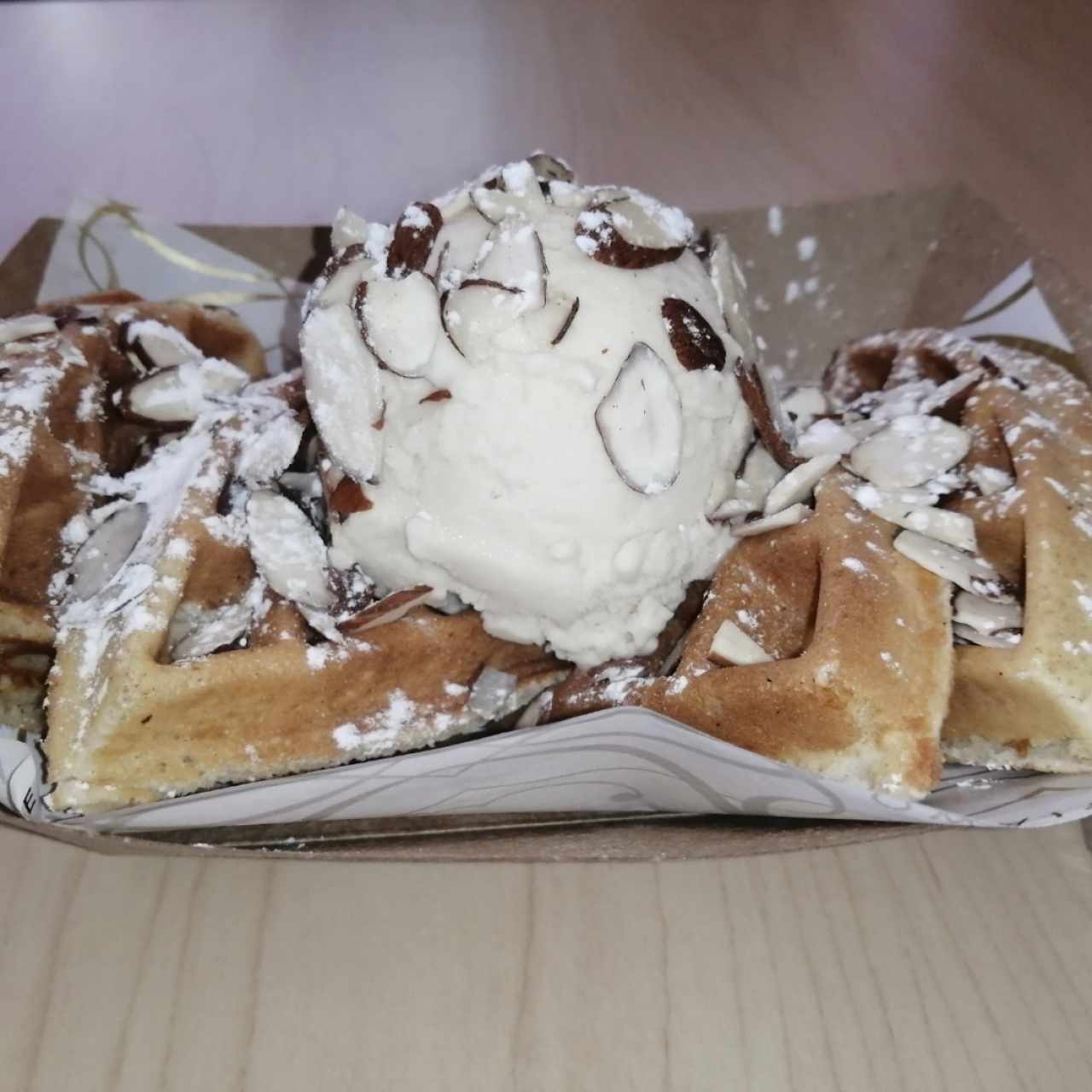 Waffles con helado de galleta María y almendras 